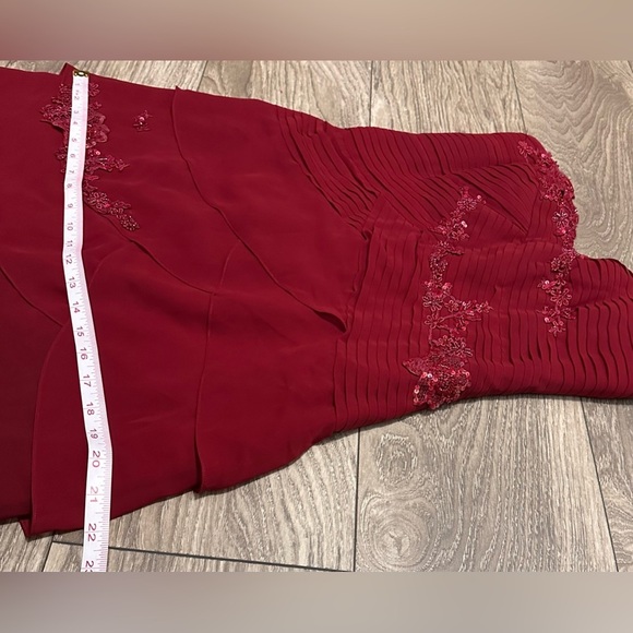 👗Elegant Burgundy Chiffon Layered Formal Gown with Silk Lining -👗 - Picture 13 of 15